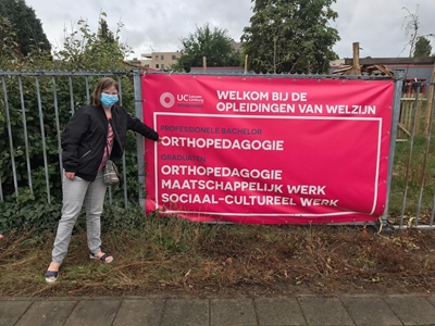 Xena bij bord over de opleiding Orthopedagogie aan de Hogeschool in Hasselt