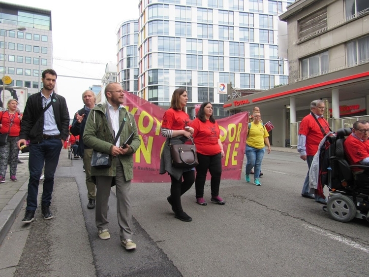 Vlaams volksvertegenwoordiger Bruno De Lille Bataille stapt mee in de mars