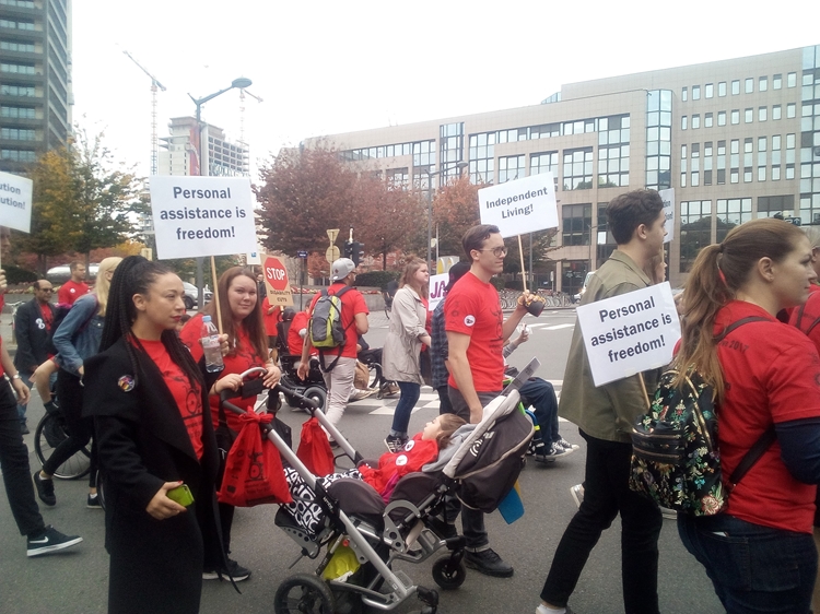Kinderen en gezinnen stappen mee in de mars