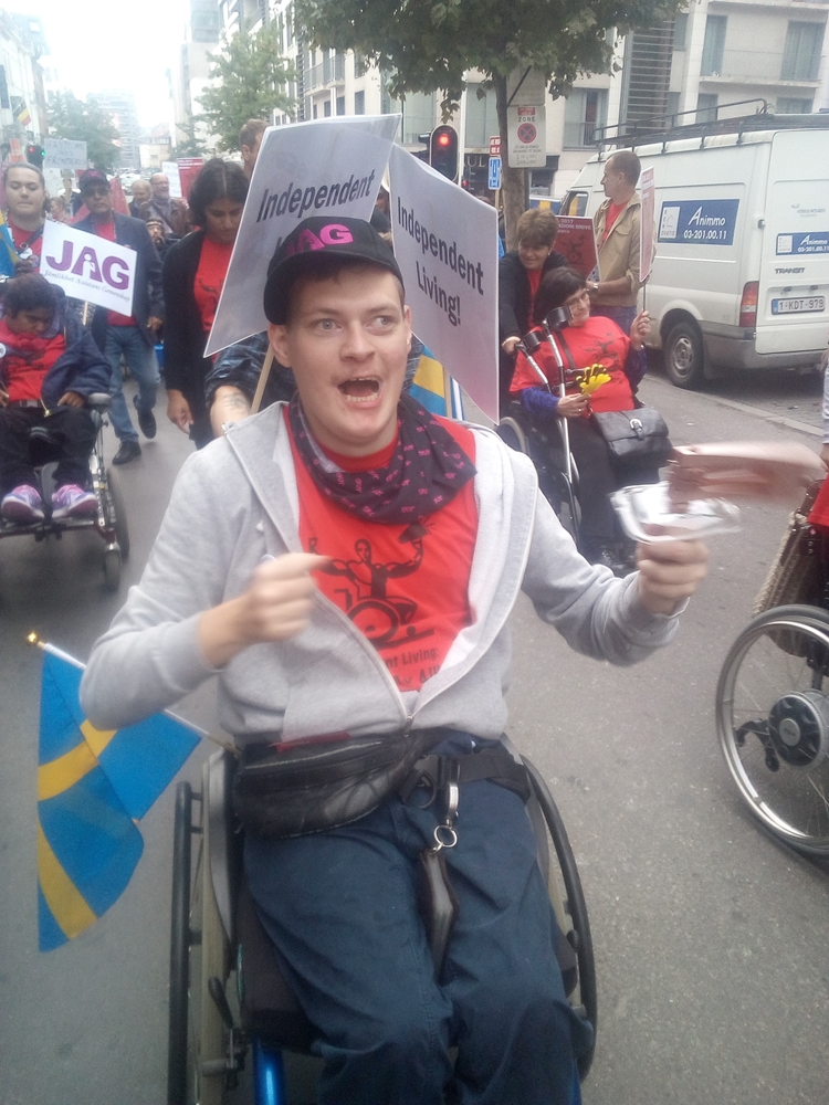 man in rolstoel met bordje: independent living