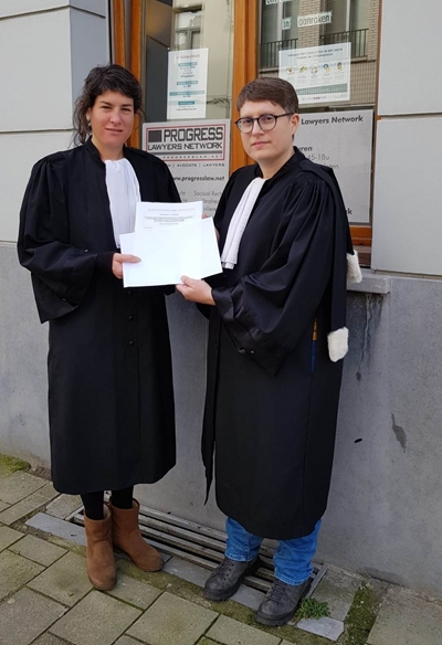 Lies Miechielsen en Rosalie Daneels van Progress Lawyers Network tonen het verzoekschrift tot tussenkomst