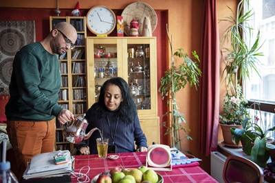Persoonlijk assistent Nabil Barssa schenkt thee uit voor Nadia Hadad
