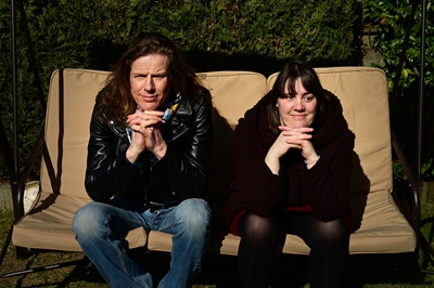 Lieven Debrauwer en Monique Van den Abbeel op een schommelbank in de zon