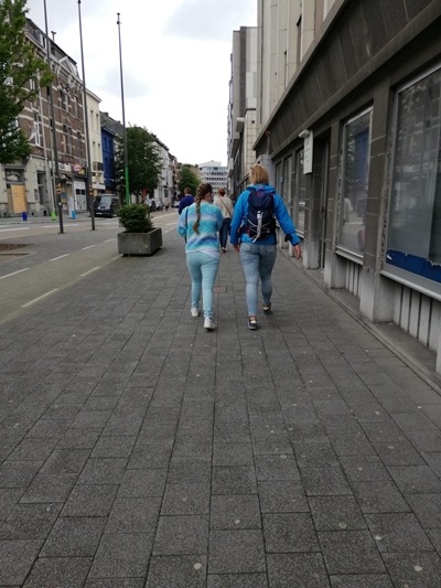 Xena en een vriendin wandelen door winkelstraat